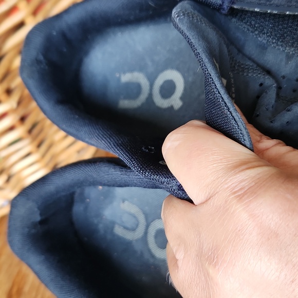 On Running Athletic Navy Blue‎ on cloud main image 9